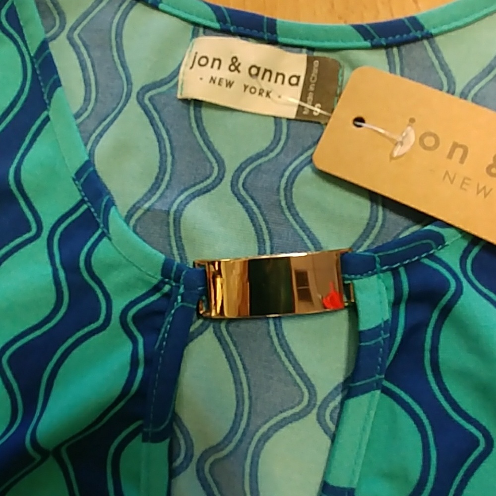Jon & Anna Keyhole Neck Ruched Top - Picture 8 of 8